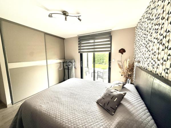 Rare sur le marché à Saint-Grégoire !
Maison contemporaine non mitoyenne avec garage sans vis à vis, nichée dans un écrin de verdure clos et arboré, offrant un cadre de vie paisible tout en restant parfaitement connectée à Rennes.

Construite en 2015, cette maison de 140 m² séduit dès l’entrée par ses volumes généreux, sa luminosité omniprésente et sa circulation fluide. Le cœur de la maison s’articule autour d’une superbe pièce de vie de 55 m², baignée de lumière, avec un espace salon chaleureux agrémenté d’un foyer ouvert pour un moment convivial en hiver.
La cuisine ouverte, moderne et conviviale, est complétée par une buanderie idéalement située entre celle-ci et le grand garage carrelé, un véritable atout pour le quotidien.

Vous profiterez d’une véritable vie de plain-pied grâce à une suite parentale confortable avec dressing et salle d’eau, alliant praticité et intimité.

À l’étage, un palier pouvant accueillir un espace bureau dessert deux chambres avec rangements, une salle de bains et un WC indépendant. Une quatrième chambre peut facilement être créée selon vos besoins.

Côté confort, la maison est équipée d’un chauffage par chaudière gaz alimentant un plancher chauffant en bas et des radiateurs en haut, complété par un ballon thermodynamique pour la production d’eau chaude. Une aspiration centralisée équipe l’ensemble de la maison pour un confort de vie optimal.

À l’extérieur, le terrain clos et arboré de 540 m² offre un environnement calme et sans vis-à-vis direct, avec plusieurs possibilités de stationnement sur la propriété.

Les atouts qui font la différence :

* Maison indépendante, sans mitoyenneté
* Environnement calme et recherché
* Belle vie de plain-pied
* Volumes généreux et excellente luminosité
* Maison très bien entretenue
* Buanderie fonctionnelle entre cuisine et garage
* Garage carrelé de 30 m²
* Aspiration centralisée dans toute la maison
* Bus ligne C1 à 300 m pour rejoindre Rennes
* Piscine accessible à pied en 5 minutes
* Canal à proximité immédiate pour les balades
* Commodités à pied en 10 minutes
* Piste cyclable directe vers Rennes
* Abri de jardin 


Un bien rare sur le secteur, idéal pour une vie de famille alliant confort, praticité et qualité de vie aux portes de Rennes.

Venez visiter sans plus tarder. 
Un conseiller disponible 7/7.