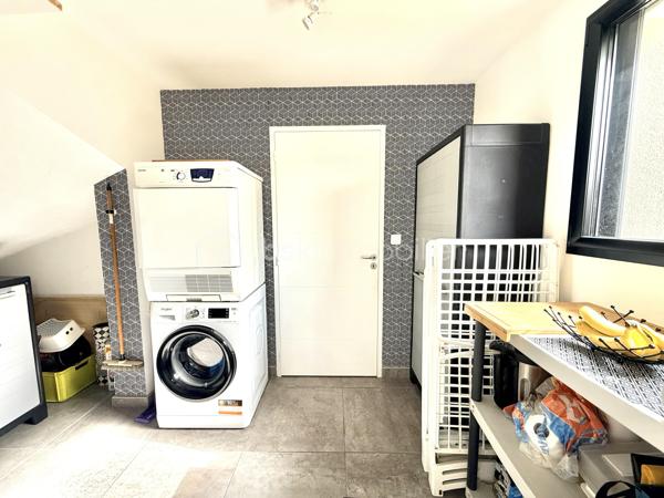 Rare sur le marché à Saint-Grégoire !
Maison contemporaine non mitoyenne avec garage sans vis à vis, nichée dans un écrin de verdure clos et arboré, offrant un cadre de vie paisible tout en restant parfaitement connectée à Rennes.

Construite en 2015, cette maison de 140 m² séduit dès l’entrée par ses volumes généreux, sa luminosité omniprésente et sa circulation fluide. Le cœur de la maison s’articule autour d’une superbe pièce de vie de 55 m², baignée de lumière, avec un espace salon chaleureux agrémenté d’un foyer ouvert pour un moment convivial en hiver.
La cuisine ouverte, moderne et conviviale, est complétée par une buanderie idéalement située entre celle-ci et le grand garage carrelé, un véritable atout pour le quotidien.

Vous profiterez d’une véritable vie de plain-pied grâce à une suite parentale confortable avec dressing et salle d’eau, alliant praticité et intimité.

À l’étage, un palier pouvant accueillir un espace bureau dessert deux chambres avec rangements, une salle de bains et un WC indépendant. Une quatrième chambre peut facilement être créée selon vos besoins.

Côté confort, la maison est équipée d’un chauffage par chaudière gaz alimentant un plancher chauffant en bas et des radiateurs en haut, complété par un ballon thermodynamique pour la production d’eau chaude. Une aspiration centralisée équipe l’ensemble de la maison pour un confort de vie optimal.

À l’extérieur, le terrain clos et arboré de 540 m² offre un environnement calme et sans vis-à-vis direct, avec plusieurs possibilités de stationnement sur la propriété.

Les atouts qui font la différence :

* Maison indépendante, sans mitoyenneté
* Environnement calme et recherché
* Belle vie de plain-pied
* Volumes généreux et excellente luminosité
* Maison très bien entretenue
* Buanderie fonctionnelle entre cuisine et garage
* Garage carrelé de 30 m²
* Aspiration centralisée dans toute la maison
* Bus ligne C1 à 300 m pour rejoindre Rennes
* Piscine accessible à pied en 5 minutes
* Canal à proximité immédiate pour les balades
* Commodités à pied en 10 minutes
* Piste cyclable directe vers Rennes
* Abri de jardin 


Un bien rare sur le secteur, idéal pour une vie de famille alliant confort, praticité et qualité de vie aux portes de Rennes.

Venez visiter sans plus tarder. 
Un conseiller disponible 7/7.