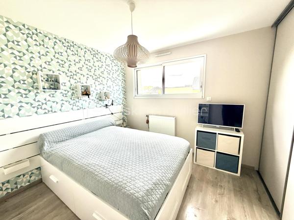 Rare sur le marché à Saint-Grégoire !
Maison contemporaine non mitoyenne avec garage sans vis à vis, nichée dans un écrin de verdure clos et arboré, offrant un cadre de vie paisible tout en restant parfaitement connectée à Rennes.

Construite en 2015, cette maison de 140 m² séduit dès l’entrée par ses volumes généreux, sa luminosité omniprésente et sa circulation fluide. Le cœur de la maison s’articule autour d’une superbe pièce de vie de 55 m², baignée de lumière, avec un espace salon chaleureux agrémenté d’un foyer ouvert pour un moment convivial en hiver.
La cuisine ouverte, moderne et conviviale, est complétée par une buanderie idéalement située entre celle-ci et le grand garage carrelé, un véritable atout pour le quotidien.

Vous profiterez d’une véritable vie de plain-pied grâce à une suite parentale confortable avec dressing et salle d’eau, alliant praticité et intimité.

À l’étage, un palier pouvant accueillir un espace bureau dessert deux chambres avec rangements, une salle de bains et un WC indépendant. Une quatrième chambre peut facilement être créée selon vos besoins.

Côté confort, la maison est équipée d’un chauffage par chaudière gaz alimentant un plancher chauffant en bas et des radiateurs en haut, complété par un ballon thermodynamique pour la production d’eau chaude. Une aspiration centralisée équipe l’ensemble de la maison pour un confort de vie optimal.

À l’extérieur, le terrain clos et arboré de 540 m² offre un environnement calme et sans vis-à-vis direct, avec plusieurs possibilités de stationnement sur la propriété.

Les atouts qui font la différence :

* Maison indépendante, sans mitoyenneté
* Environnement calme et recherché
* Belle vie de plain-pied
* Volumes généreux et excellente luminosité
* Maison très bien entretenue
* Buanderie fonctionnelle entre cuisine et garage
* Garage carrelé de 30 m²
* Aspiration centralisée dans toute la maison
* Bus ligne C1 à 300 m pour rejoindre Rennes
* Piscine accessible à pied en 5 minutes
* Canal à proximité immédiate pour les balades
* Commodités à pied en 10 minutes
* Piste cyclable directe vers Rennes
* Abri de jardin 


Un bien rare sur le secteur, idéal pour une vie de famille alliant confort, praticité et qualité de vie aux portes de Rennes.

Venez visiter sans plus tarder. 
Un conseiller disponible 7/7.