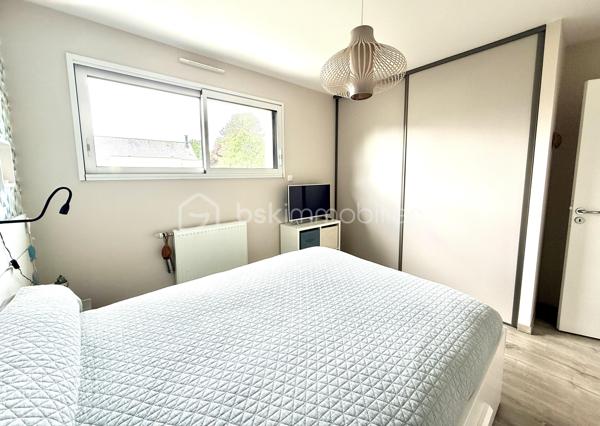 Rare sur le marché à Saint-Grégoire !
Maison contemporaine non mitoyenne avec garage sans vis à vis, nichée dans un écrin de verdure clos et arboré, offrant un cadre de vie paisible tout en restant parfaitement connectée à Rennes.

Construite en 2015, cette maison de 140 m² séduit dès l’entrée par ses volumes généreux, sa luminosité omniprésente et sa circulation fluide. Le cœur de la maison s’articule autour d’une superbe pièce de vie de 55 m², baignée de lumière, avec un espace salon chaleureux agrémenté d’un foyer ouvert pour un moment convivial en hiver.
La cuisine ouverte, moderne et conviviale, est complétée par une buanderie idéalement située entre celle-ci et le grand garage carrelé, un véritable atout pour le quotidien.

Vous profiterez d’une véritable vie de plain-pied grâce à une suite parentale confortable avec dressing et salle d’eau, alliant praticité et intimité.

À l’étage, un palier pouvant accueillir un espace bureau dessert deux chambres avec rangements, une salle de bains et un WC indépendant. Une quatrième chambre peut facilement être créée selon vos besoins.

Côté confort, la maison est équipée d’un chauffage par chaudière gaz alimentant un plancher chauffant en bas et des radiateurs en haut, complété par un ballon thermodynamique pour la production d’eau chaude. Une aspiration centralisée équipe l’ensemble de la maison pour un confort de vie optimal.

À l’extérieur, le terrain clos et arboré de 540 m² offre un environnement calme et sans vis-à-vis direct, avec plusieurs possibilités de stationnement sur la propriété.

Les atouts qui font la différence :

* Maison indépendante, sans mitoyenneté
* Environnement calme et recherché
* Belle vie de plain-pied
* Volumes généreux et excellente luminosité
* Maison très bien entretenue
* Buanderie fonctionnelle entre cuisine et garage
* Garage carrelé de 30 m²
* Aspiration centralisée dans toute la maison
* Bus ligne C1 à 300 m pour rejoindre Rennes
* Piscine accessible à pied en 5 minutes
* Canal à proximité immédiate pour les balades
* Commodités à pied en 10 minutes
* Piste cyclable directe vers Rennes
* Abri de jardin 


Un bien rare sur le secteur, idéal pour une vie de famille alliant confort, praticité et qualité de vie aux portes de Rennes.

Venez visiter sans plus tarder. 
Un conseiller disponible 7/7.