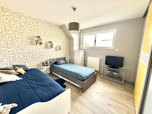 Rare sur le marché à Saint-Grégoire !
Maison contemporaine non mitoyenne avec garage sans vis à vis, nichée dans un écrin de verdure clos et arboré, offrant un cadre de vie paisible tout en restant parfaitement connectée à Rennes.

Construite en 2015, cette maison de 140 m² séduit dès l’entrée par ses volumes généreux, sa luminosité omniprésente et sa circulation fluide. Le cœur de la maison s’articule autour d’une superbe pièce de vie de 55 m², baignée de lumière, avec un espace salon chaleureux agrémenté d’un foyer ouvert pour un moment convivial en hiver.
La cuisine ouverte, moderne et conviviale, est complétée par une buanderie idéalement située entre celle-ci et le grand garage carrelé, un véritable atout pour le quotidien.

Vous profiterez d’une véritable vie de plain-pied grâce à une suite parentale confortable avec dressing et salle d’eau, alliant praticité et intimité.

À l’étage, un palier pouvant accueillir un espace bureau dessert deux chambres avec rangements, une salle de bains et un WC indépendant. Une quatrième chambre peut facilement être créée selon vos besoins.

Côté confort, la maison est équipée d’un chauffage par chaudière gaz alimentant un plancher chauffant en bas et des radiateurs en haut, complété par un ballon thermodynamique pour la production d’eau chaude. Une aspiration centralisée équipe l’ensemble de la maison pour un confort de vie optimal.

À l’extérieur, le terrain clos et arboré de 540 m² offre un environnement calme et sans vis-à-vis direct, avec plusieurs possibilités de stationnement sur la propriété.

Les atouts qui font la différence :

* Maison indépendante, sans mitoyenneté
* Environnement calme et recherché
* Belle vie de plain-pied
* Volumes généreux et excellente luminosité
* Maison très bien entretenue
* Buanderie fonctionnelle entre cuisine et garage
* Garage carrelé de 30 m²
* Aspiration centralisée dans toute la maison
* Bus ligne C1 à 300 m pour rejoindre Rennes
* Piscine accessible à pied en 5 minutes
* Canal à proximité immédiate pour les balades
* Commodités à pied en 10 minutes
* Piste cyclable directe vers Rennes
* Abri de jardin 


Un bien rare sur le secteur, idéal pour une vie de famille alliant confort, praticité et qualité de vie aux portes de Rennes.

Venez visiter sans plus tarder. 
Un conseiller disponible 7/7.