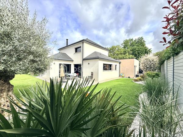 Rare sur le marché à Saint-Grégoire !
Maison contemporaine non mitoyenne avec garage sans vis à vis, nichée dans un écrin de verdure clos et arboré, offrant un cadre de vie paisible tout en restant parfaitement connectée à Rennes.

Construite en 2015, cette maison de 140 m² séduit dès l’entrée par ses volumes généreux, sa luminosité omniprésente et sa circulation fluide. Le cœur de la maison s’articule autour d’une superbe pièce de vie de 55 m², baignée de lumière, avec un espace salon chaleureux agrémenté d’un foyer ouvert pour un moment convivial en hiver.
La cuisine ouverte, moderne et conviviale, est complétée par une buanderie idéalement située entre celle-ci et le grand garage carrelé, un véritable atout pour le quotidien.

Vous profiterez d’une véritable vie de plain-pied grâce à une suite parentale confortable avec dressing et salle d’eau, alliant praticité et intimité.

À l’étage, un palier pouvant accueillir un espace bureau dessert deux chambres avec rangements, une salle de bains et un WC indépendant. Une quatrième chambre peut facilement être créée selon vos besoins.

Côté confort, la maison est équipée d’un chauffage par chaudière gaz alimentant un plancher chauffant en bas et des radiateurs en haut, complété par un ballon thermodynamique pour la production d’eau chaude. Une aspiration centralisée équipe l’ensemble de la maison pour un confort de vie optimal.

À l’extérieur, le terrain clos et arboré de 540 m² offre un environnement calme et sans vis-à-vis direct, avec plusieurs possibilités de stationnement sur la propriété.

Les atouts qui font la différence :

* Maison indépendante, sans mitoyenneté
* Environnement calme et recherché
* Belle vie de plain-pied
* Volumes généreux et excellente luminosité
* Maison très bien entretenue
* Buanderie fonctionnelle entre cuisine et garage
* Garage carrelé de 30 m²
* Aspiration centralisée dans toute la maison
* Bus ligne C1 à 300 m pour rejoindre Rennes
* Piscine accessible à pied en 5 minutes
* Canal à proximité immédiate pour les balades
* Commodités à pied en 10 minutes
* Piste cyclable directe vers Rennes
* Abri de jardin 


Un bien rare sur le secteur, idéal pour une vie de famille alliant confort, praticité et qualité de vie aux portes de Rennes.

Venez visiter sans plus tarder. 
Un conseiller disponible 7/7.
