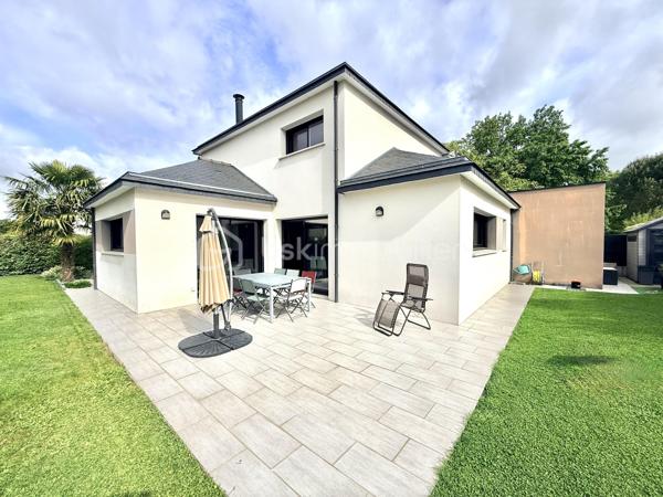 Rare sur le marché à Saint-Grégoire !
Maison contemporaine non mitoyenne avec garage sans vis à vis, nichée dans un écrin de verdure clos et arboré, offrant un cadre de vie paisible tout en restant parfaitement connectée à Rennes.

Construite en 2015, cette maison de 140 m² séduit dès l’entrée par ses volumes généreux, sa luminosité omniprésente et sa circulation fluide. Le cœur de la maison s’articule autour d’une superbe pièce de vie de 55 m², baignée de lumière, avec un espace salon chaleureux agrémenté d’un foyer ouvert pour un moment convivial en hiver.
La cuisine ouverte, moderne et conviviale, est complétée par une buanderie idéalement située entre celle-ci et le grand garage carrelé, un véritable atout pour le quotidien.

Vous profiterez d’une véritable vie de plain-pied grâce à une suite parentale confortable avec dressing et salle d’eau, alliant praticité et intimité.

À l’étage, un palier pouvant accueillir un espace bureau dessert deux chambres avec rangements, une salle de bains et un WC indépendant. Une quatrième chambre peut facilement être créée selon vos besoins.

Côté confort, la maison est équipée d’un chauffage par chaudière gaz alimentant un plancher chauffant en bas et des radiateurs en haut, complété par un ballon thermodynamique pour la production d’eau chaude. Une aspiration centralisée équipe l’ensemble de la maison pour un confort de vie optimal.

À l’extérieur, le terrain clos et arboré de 540 m² offre un environnement calme et sans vis-à-vis direct, avec plusieurs possibilités de stationnement sur la propriété.

Les atouts qui font la différence :

* Maison indépendante, sans mitoyenneté
* Environnement calme et recherché
* Belle vie de plain-pied
* Volumes généreux et excellente luminosité
* Maison très bien entretenue
* Buanderie fonctionnelle entre cuisine et garage
* Garage carrelé de 30 m²
* Aspiration centralisée dans toute la maison
* Bus ligne C1 à 300 m pour rejoindre Rennes
* Piscine accessible à pied en 5 minutes
* Canal à proximité immédiate pour les balades
* Commodités à pied en 10 minutes
* Piste cyclable directe vers Rennes
* Abri de jardin 


Un bien rare sur le secteur, idéal pour une vie de famille alliant confort, praticité et qualité de vie aux portes de Rennes.

Venez visiter sans plus tarder. 
Un conseiller disponible 7/7.
