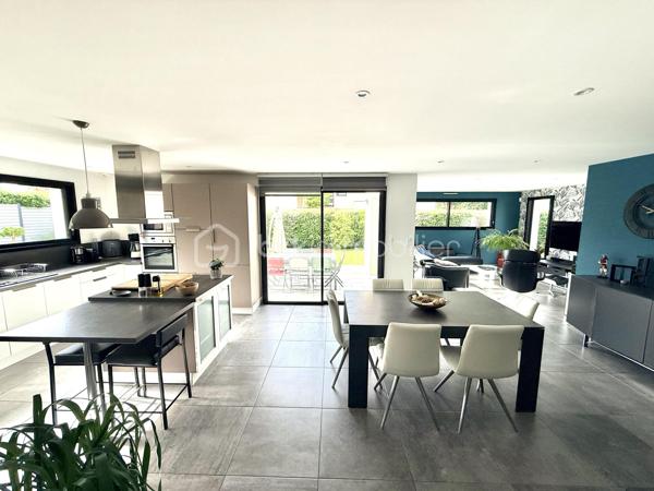 Rare sur le marché à Saint-Grégoire !
Maison contemporaine non mitoyenne avec garage sans vis à vis, nichée dans un écrin de verdure clos et arboré, offrant un cadre de vie paisible tout en restant parfaitement connectée à Rennes.

Construite en 2015, cette maison de 140 m² séduit dès l’entrée par ses volumes généreux, sa luminosité omniprésente et sa circulation fluide. Le cœur de la maison s’articule autour d’une superbe pièce de vie de 55 m², baignée de lumière, avec un espace salon chaleureux agrémenté d’un foyer ouvert pour un moment convivial en hiver.
La cuisine ouverte, moderne et conviviale, est complétée par une buanderie idéalement située entre celle-ci et le grand garage carrelé, un véritable atout pour le quotidien.

Vous profiterez d’une véritable vie de plain-pied grâce à une suite parentale confortable avec dressing et salle d’eau, alliant praticité et intimité.

À l’étage, un palier pouvant accueillir un espace bureau dessert deux chambres avec rangements, une salle de bains et un WC indépendant. Une quatrième chambre peut facilement être créée selon vos besoins.

Côté confort, la maison est équipée d’un chauffage par chaudière gaz alimentant un plancher chauffant en bas et des radiateurs en haut, complété par un ballon thermodynamique pour la production d’eau chaude. Une aspiration centralisée équipe l’ensemble de la maison pour un confort de vie optimal.

À l’extérieur, le terrain clos et arboré de 540 m² offre un environnement calme et sans vis-à-vis direct, avec plusieurs possibilités de stationnement sur la propriété.

Les atouts qui font la différence :

* Maison indépendante, sans mitoyenneté
* Environnement calme et recherché
* Belle vie de plain-pied
* Volumes généreux et excellente luminosité
* Maison très bien entretenue
* Buanderie fonctionnelle entre cuisine et garage
* Garage carrelé de 30 m²
* Aspiration centralisée dans toute la maison
* Bus ligne C1 à 300 m pour rejoindre Rennes
* Piscine accessible à pied en 5 minutes
* Canal à proximité immédiate pour les balades
* Commodités à pied en 10 minutes
* Piste cyclable directe vers Rennes
* Abri de jardin 


Un bien rare sur le secteur, idéal pour une vie de famille alliant confort, praticité et qualité de vie aux portes de Rennes.

Venez visiter sans plus tarder. 
Un conseiller disponible 7/7.