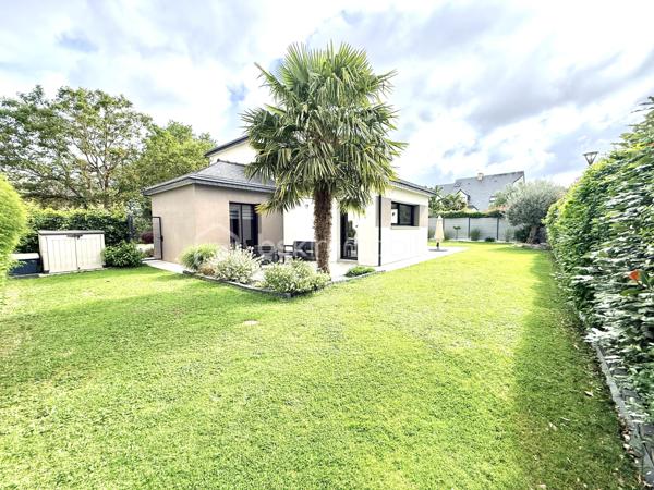 Rare sur le marché à Saint-Grégoire !
Maison contemporaine non mitoyenne avec garage sans vis à vis, nichée dans un écrin de verdure clos et arboré, offrant un cadre de vie paisible tout en restant parfaitement connectée à Rennes.

Construite en 2015, cette maison de 140 m² séduit dès l’entrée par ses volumes généreux, sa luminosité omniprésente et sa circulation fluide. Le cœur de la maison s’articule autour d’une superbe pièce de vie de 55 m², baignée de lumière, avec un espace salon chaleureux agrémenté d’un foyer ouvert pour un moment convivial en hiver.
La cuisine ouverte, moderne et conviviale, est complétée par une buanderie idéalement située entre celle-ci et le grand garage carrelé, un véritable atout pour le quotidien.

Vous profiterez d’une véritable vie de plain-pied grâce à une suite parentale confortable avec dressing et salle d’eau, alliant praticité et intimité.

À l’étage, un palier pouvant accueillir un espace bureau dessert deux chambres avec rangements, une salle de bains et un WC indépendant. Une quatrième chambre peut facilement être créée selon vos besoins.

Côté confort, la maison est équipée d’un chauffage par chaudière gaz alimentant un plancher chauffant en bas et des radiateurs en haut, complété par un ballon thermodynamique pour la production d’eau chaude. Une aspiration centralisée équipe l’ensemble de la maison pour un confort de vie optimal.

À l’extérieur, le terrain clos et arboré de 540 m² offre un environnement calme et sans vis-à-vis direct, avec plusieurs possibilités de stationnement sur la propriété.

Les atouts qui font la différence :

* Maison indépendante, sans mitoyenneté
* Environnement calme et recherché
* Belle vie de plain-pied
* Volumes généreux et excellente luminosité
* Maison très bien entretenue
* Buanderie fonctionnelle entre cuisine et garage
* Garage carrelé de 30 m²
* Aspiration centralisée dans toute la maison
* Bus ligne C1 à 300 m pour rejoindre Rennes
* Piscine accessible à pied en 5 minutes
* Canal à proximité immédiate pour les balades
* Commodités à pied en 10 minutes
* Piste cyclable directe vers Rennes
* Abri de jardin 


Un bien rare sur le secteur, idéal pour une vie de famille alliant confort, praticité et qualité de vie aux portes de Rennes.

Venez visiter sans plus tarder. 
Un conseiller disponible 7/7.