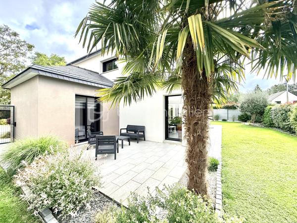 Rare sur le marché à Saint-Grégoire !
Maison contemporaine non mitoyenne avec garage sans vis à vis, nichée dans un écrin de verdure clos et arboré, offrant un cadre de vie paisible tout en restant parfaitement connectée à Rennes.

Construite en 2015, cette maison de 140 m² séduit dès l’entrée par ses volumes généreux, sa luminosité omniprésente et sa circulation fluide. Le cœur de la maison s’articule autour d’une superbe pièce de vie de 55 m², baignée de lumière, avec un espace salon chaleureux agrémenté d’un foyer ouvert pour un moment convivial en hiver.
La cuisine ouverte, moderne et conviviale, est complétée par une buanderie idéalement située entre celle-ci et le grand garage carrelé, un véritable atout pour le quotidien.

Vous profiterez d’une véritable vie de plain-pied grâce à une suite parentale confortable avec dressing et salle d’eau, alliant praticité et intimité.

À l’étage, un palier pouvant accueillir un espace bureau dessert deux chambres avec rangements, une salle de bains et un WC indépendant. Une quatrième chambre peut facilement être créée selon vos besoins.

Côté confort, la maison est équipée d’un chauffage par chaudière gaz alimentant un plancher chauffant en bas et des radiateurs en haut, complété par un ballon thermodynamique pour la production d’eau chaude. Une aspiration centralisée équipe l’ensemble de la maison pour un confort de vie optimal.

À l’extérieur, le terrain clos et arboré de 540 m² offre un environnement calme et sans vis-à-vis direct, avec plusieurs possibilités de stationnement sur la propriété.

Les atouts qui font la différence :

* Maison indépendante, sans mitoyenneté
* Environnement calme et recherché
* Belle vie de plain-pied
* Volumes généreux et excellente luminosité
* Maison très bien entretenue
* Buanderie fonctionnelle entre cuisine et garage
* Garage carrelé de 30 m²
* Aspiration centralisée dans toute la maison
* Bus ligne C1 à 300 m pour rejoindre Rennes
* Piscine accessible à pied en 5 minutes
* Canal à proximité immédiate pour les balades
* Commodités à pied en 10 minutes
* Piste cyclable directe vers Rennes
* Abri de jardin 


Un bien rare sur le secteur, idéal pour une vie de famille alliant confort, praticité et qualité de vie aux portes de Rennes.

Venez visiter sans plus tarder. 
Un conseiller disponible 7/7.