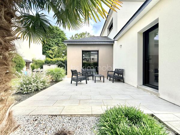 Rare sur le marché à Saint-Grégoire !
Maison contemporaine non mitoyenne avec garage sans vis à vis, nichée dans un écrin de verdure clos et arboré, offrant un cadre de vie paisible tout en restant parfaitement connectée à Rennes.

Construite en 2015, cette maison de 140 m² séduit dès l’entrée par ses volumes généreux, sa luminosité omniprésente et sa circulation fluide. Le cœur de la maison s’articule autour d’une superbe pièce de vie de 55 m², baignée de lumière, avec un espace salon chaleureux agrémenté d’un foyer ouvert pour un moment convivial en hiver.
La cuisine ouverte, moderne et conviviale, est complétée par une buanderie idéalement située entre celle-ci et le grand garage carrelé, un véritable atout pour le quotidien.

Vous profiterez d’une véritable vie de plain-pied grâce à une suite parentale confortable avec dressing et salle d’eau, alliant praticité et intimité.

À l’étage, un palier pouvant accueillir un espace bureau dessert deux chambres avec rangements, une salle de bains et un WC indépendant. Une quatrième chambre peut facilement être créée selon vos besoins.

Côté confort, la maison est équipée d’un chauffage par chaudière gaz alimentant un plancher chauffant en bas et des radiateurs en haut, complété par un ballon thermodynamique pour la production d’eau chaude. Une aspiration centralisée équipe l’ensemble de la maison pour un confort de vie optimal.

À l’extérieur, le terrain clos et arboré de 540 m² offre un environnement calme et sans vis-à-vis direct, avec plusieurs possibilités de stationnement sur la propriété.

Les atouts qui font la différence :

* Maison indépendante, sans mitoyenneté
* Environnement calme et recherché
* Belle vie de plain-pied
* Volumes généreux et excellente luminosité
* Maison très bien entretenue
* Buanderie fonctionnelle entre cuisine et garage
* Garage carrelé de 30 m²
* Aspiration centralisée dans toute la maison
* Bus ligne C1 à 300 m pour rejoindre Rennes
* Piscine accessible à pied en 5 minutes
* Canal à proximité immédiate pour les balades
* Commodités à pied en 10 minutes
* Piste cyclable directe vers Rennes
* Abri de jardin 


Un bien rare sur le secteur, idéal pour une vie de famille alliant confort, praticité et qualité de vie aux portes de Rennes.

Venez visiter sans plus tarder. 
Un conseiller disponible 7/7.