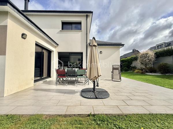 Rare sur le marché à Saint-Grégoire !
Maison contemporaine non mitoyenne avec garage sans vis à vis, nichée dans un écrin de verdure clos et arboré, offrant un cadre de vie paisible tout en restant parfaitement connectée à Rennes.

Construite en 2015, cette maison de 140 m² séduit dès l’entrée par ses volumes généreux, sa luminosité omniprésente et sa circulation fluide. Le cœur de la maison s’articule autour d’une superbe pièce de vie de 55 m², baignée de lumière, avec un espace salon chaleureux agrémenté d’un foyer ouvert pour un moment convivial en hiver.
La cuisine ouverte, moderne et conviviale, est complétée par une buanderie idéalement située entre celle-ci et le grand garage carrelé, un véritable atout pour le quotidien.

Vous profiterez d’une véritable vie de plain-pied grâce à une suite parentale confortable avec dressing et salle d’eau, alliant praticité et intimité.

À l’étage, un palier pouvant accueillir un espace bureau dessert deux chambres avec rangements, une salle de bains et un WC indépendant. Une quatrième chambre peut facilement être créée selon vos besoins.

Côté confort, la maison est équipée d’un chauffage par chaudière gaz alimentant un plancher chauffant en bas et des radiateurs en haut, complété par un ballon thermodynamique pour la production d’eau chaude. Une aspiration centralisée équipe l’ensemble de la maison pour un confort de vie optimal.

À l’extérieur, le terrain clos et arboré de 540 m² offre un environnement calme et sans vis-à-vis direct, avec plusieurs possibilités de stationnement sur la propriété.

Les atouts qui font la différence :

* Maison indépendante, sans mitoyenneté
* Environnement calme et recherché
* Belle vie de plain-pied
* Volumes généreux et excellente luminosité
* Maison très bien entretenue
* Buanderie fonctionnelle entre cuisine et garage
* Garage carrelé de 30 m²
* Aspiration centralisée dans toute la maison
* Bus ligne C1 à 300 m pour rejoindre Rennes
* Piscine accessible à pied en 5 minutes
* Canal à proximité immédiate pour les balades
* Commodités à pied en 10 minutes
* Piste cyclable directe vers Rennes
* Abri de jardin 


Un bien rare sur le secteur, idéal pour une vie de famille alliant confort, praticité et qualité de vie aux portes de Rennes.

Venez visiter sans plus tarder. 
Un conseiller disponible 7/7.