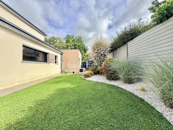 Rare sur le marché à Saint-Grégoire !
Maison contemporaine non mitoyenne avec garage sans vis à vis, nichée dans un écrin de verdure clos et arboré, offrant un cadre de vie paisible tout en restant parfaitement connectée à Rennes.

Construite en 2015, cette maison de 140 m² séduit dès l’entrée par ses volumes généreux, sa luminosité omniprésente et sa circulation fluide. Le cœur de la maison s’articule autour d’une superbe pièce de vie de 55 m², baignée de lumière, avec un espace salon chaleureux agrémenté d’un foyer ouvert pour un moment convivial en hiver.
La cuisine ouverte, moderne et conviviale, est complétée par une buanderie idéalement située entre celle-ci et le grand garage carrelé, un véritable atout pour le quotidien.

Vous profiterez d’une véritable vie de plain-pied grâce à une suite parentale confortable avec dressing et salle d’eau, alliant praticité et intimité.

À l’étage, un palier pouvant accueillir un espace bureau dessert deux chambres avec rangements, une salle de bains et un WC indépendant. Une quatrième chambre peut facilement être créée selon vos besoins.

Côté confort, la maison est équipée d’un chauffage par chaudière gaz alimentant un plancher chauffant en bas et des radiateurs en haut, complété par un ballon thermodynamique pour la production d’eau chaude. Une aspiration centralisée équipe l’ensemble de la maison pour un confort de vie optimal.

À l’extérieur, le terrain clos et arboré de 540 m² offre un environnement calme et sans vis-à-vis direct, avec plusieurs possibilités de stationnement sur la propriété.

Les atouts qui font la différence :

* Maison indépendante, sans mitoyenneté
* Environnement calme et recherché
* Belle vie de plain-pied
* Volumes généreux et excellente luminosité
* Maison très bien entretenue
* Buanderie fonctionnelle entre cuisine et garage
* Garage carrelé de 30 m²
* Aspiration centralisée dans toute la maison
* Bus ligne C1 à 300 m pour rejoindre Rennes
* Piscine accessible à pied en 5 minutes
* Canal à proximité immédiate pour les balades
* Commodités à pied en 10 minutes
* Piste cyclable directe vers Rennes
* Abri de jardin 


Un bien rare sur le secteur, idéal pour une vie de famille alliant confort, praticité et qualité de vie aux portes de Rennes.

Venez visiter sans plus tarder. 
Un conseiller disponible 7/7.