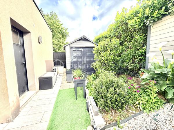 Rare sur le marché à Saint-Grégoire !
Maison contemporaine non mitoyenne avec garage sans vis à vis, nichée dans un écrin de verdure clos et arboré, offrant un cadre de vie paisible tout en restant parfaitement connectée à Rennes.

Construite en 2015, cette maison de 140 m² séduit dès l’entrée par ses volumes généreux, sa luminosité omniprésente et sa circulation fluide. Le cœur de la maison s’articule autour d’une superbe pièce de vie de 55 m², baignée de lumière, avec un espace salon chaleureux agrémenté d’un foyer ouvert pour un moment convivial en hiver.
La cuisine ouverte, moderne et conviviale, est complétée par une buanderie idéalement située entre celle-ci et le grand garage carrelé, un véritable atout pour le quotidien.

Vous profiterez d’une véritable vie de plain-pied grâce à une suite parentale confortable avec dressing et salle d’eau, alliant praticité et intimité.

À l’étage, un palier pouvant accueillir un espace bureau dessert deux chambres avec rangements, une salle de bains et un WC indépendant. Une quatrième chambre peut facilement être créée selon vos besoins.

Côté confort, la maison est équipée d’un chauffage par chaudière gaz alimentant un plancher chauffant en bas et des radiateurs en haut, complété par un ballon thermodynamique pour la production d’eau chaude. Une aspiration centralisée équipe l’ensemble de la maison pour un confort de vie optimal.

À l’extérieur, le terrain clos et arboré de 540 m² offre un environnement calme et sans vis-à-vis direct, avec plusieurs possibilités de stationnement sur la propriété.

Les atouts qui font la différence :

* Maison indépendante, sans mitoyenneté
* Environnement calme et recherché
* Belle vie de plain-pied
* Volumes généreux et excellente luminosité
* Maison très bien entretenue
* Buanderie fonctionnelle entre cuisine et garage
* Garage carrelé de 30 m²
* Aspiration centralisée dans toute la maison
* Bus ligne C1 à 300 m pour rejoindre Rennes
* Piscine accessible à pied en 5 minutes
* Canal à proximité immédiate pour les balades
* Commodités à pied en 10 minutes
* Piste cyclable directe vers Rennes
* Abri de jardin 


Un bien rare sur le secteur, idéal pour une vie de famille alliant confort, praticité et qualité de vie aux portes de Rennes.

Venez visiter sans plus tarder. 
Un conseiller disponible 7/7.