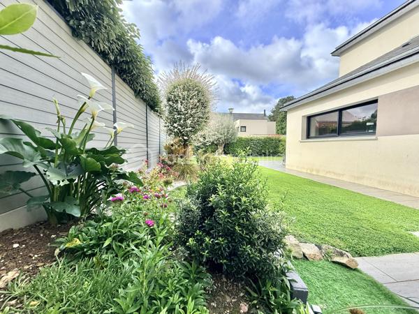 Rare sur le marché à Saint-Grégoire !
Maison contemporaine non mitoyenne avec garage sans vis à vis, nichée dans un écrin de verdure clos et arboré, offrant un cadre de vie paisible tout en restant parfaitement connectée à Rennes.

Construite en 2015, cette maison de 140 m² séduit dès l’entrée par ses volumes généreux, sa luminosité omniprésente et sa circulation fluide. Le cœur de la maison s’articule autour d’une superbe pièce de vie de 55 m², baignée de lumière, avec un espace salon chaleureux agrémenté d’un foyer ouvert pour un moment convivial en hiver.
La cuisine ouverte, moderne et conviviale, est complétée par une buanderie idéalement située entre celle-ci et le grand garage carrelé, un véritable atout pour le quotidien.

Vous profiterez d’une véritable vie de plain-pied grâce à une suite parentale confortable avec dressing et salle d’eau, alliant praticité et intimité.

À l’étage, un palier pouvant accueillir un espace bureau dessert deux chambres avec rangements, une salle de bains et un WC indépendant. Une quatrième chambre peut facilement être créée selon vos besoins.

Côté confort, la maison est équipée d’un chauffage par chaudière gaz alimentant un plancher chauffant en bas et des radiateurs en haut, complété par un ballon thermodynamique pour la production d’eau chaude. Une aspiration centralisée équipe l’ensemble de la maison pour un confort de vie optimal.

À l’extérieur, le terrain clos et arboré de 540 m² offre un environnement calme et sans vis-à-vis direct, avec plusieurs possibilités de stationnement sur la propriété.

Les atouts qui font la différence :

* Maison indépendante, sans mitoyenneté
* Environnement calme et recherché
* Belle vie de plain-pied
* Volumes généreux et excellente luminosité
* Maison très bien entretenue
* Buanderie fonctionnelle entre cuisine et garage
* Garage carrelé de 30 m²
* Aspiration centralisée dans toute la maison
* Bus ligne C1 à 300 m pour rejoindre Rennes
* Piscine accessible à pied en 5 minutes
* Canal à proximité immédiate pour les balades
* Commodités à pied en 10 minutes
* Piste cyclable directe vers Rennes
* Abri de jardin 


Un bien rare sur le secteur, idéal pour une vie de famille alliant confort, praticité et qualité de vie aux portes de Rennes.

Venez visiter sans plus tarder. 
Un conseiller disponible 7/7.