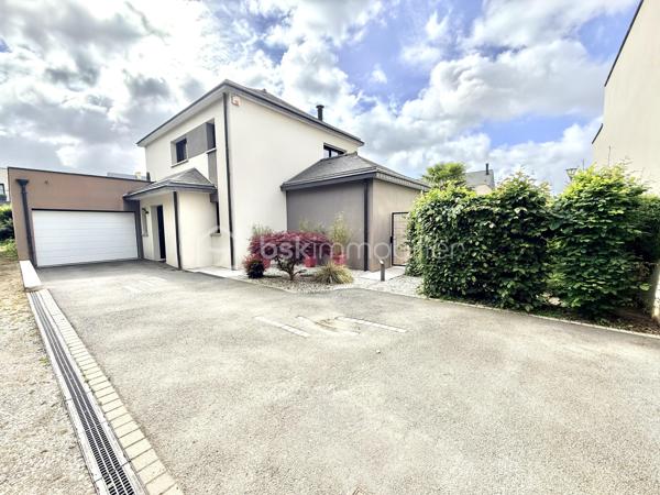 Rare sur le marché à Saint-Grégoire !
Maison contemporaine non mitoyenne avec garage sans vis à vis, nichée dans un écrin de verdure clos et arboré, offrant un cadre de vie paisible tout en restant parfaitement connectée à Rennes.

Construite en 2015, cette maison de 140 m² séduit dès l’entrée par ses volumes généreux, sa luminosité omniprésente et sa circulation fluide. Le cœur de la maison s’articule autour d’une superbe pièce de vie de 55 m², baignée de lumière, avec un espace salon chaleureux agrémenté d’un foyer ouvert pour un moment convivial en hiver.
La cuisine ouverte, moderne et conviviale, est complétée par une buanderie idéalement située entre celle-ci et le grand garage carrelé, un véritable atout pour le quotidien.

Vous profiterez d’une véritable vie de plain-pied grâce à une suite parentale confortable avec dressing et salle d’eau, alliant praticité et intimité.

À l’étage, un palier pouvant accueillir un espace bureau dessert deux chambres avec rangements, une salle de bains et un WC indépendant. Une quatrième chambre peut facilement être créée selon vos besoins.

Côté confort, la maison est équipée d’un chauffage par chaudière gaz alimentant un plancher chauffant en bas et des radiateurs en haut, complété par un ballon thermodynamique pour la production d’eau chaude. Une aspiration centralisée équipe l’ensemble de la maison pour un confort de vie optimal.

À l’extérieur, le terrain clos et arboré de 540 m² offre un environnement calme et sans vis-à-vis direct, avec plusieurs possibilités de stationnement sur la propriété.

Les atouts qui font la différence :

* Maison indépendante, sans mitoyenneté
* Environnement calme et recherché
* Belle vie de plain-pied
* Volumes généreux et excellente luminosité
* Maison très bien entretenue
* Buanderie fonctionnelle entre cuisine et garage
* Garage carrelé de 30 m²
* Aspiration centralisée dans toute la maison
* Bus ligne C1 à 300 m pour rejoindre Rennes
* Piscine accessible à pied en 5 minutes
* Canal à proximité immédiate pour les balades
* Commodités à pied en 10 minutes
* Piste cyclable directe vers Rennes
* Abri de jardin 


Un bien rare sur le secteur, idéal pour une vie de famille alliant confort, praticité et qualité de vie aux portes de Rennes.

Venez visiter sans plus tarder. 
Un conseiller disponible 7/7.