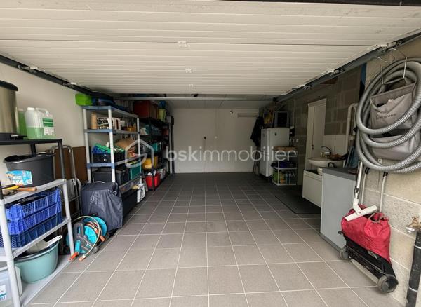 Rare sur le marché à Saint-Grégoire !
Maison contemporaine non mitoyenne avec garage sans vis à vis, nichée dans un écrin de verdure clos et arboré, offrant un cadre de vie paisible tout en restant parfaitement connectée à Rennes.

Construite en 2015, cette maison de 140 m² séduit dès l’entrée par ses volumes généreux, sa luminosité omniprésente et sa circulation fluide. Le cœur de la maison s’articule autour d’une superbe pièce de vie de 55 m², baignée de lumière, avec un espace salon chaleureux agrémenté d’un foyer ouvert pour un moment convivial en hiver.
La cuisine ouverte, moderne et conviviale, est complétée par une buanderie idéalement située entre celle-ci et le grand garage carrelé, un véritable atout pour le quotidien.

Vous profiterez d’une véritable vie de plain-pied grâce à une suite parentale confortable avec dressing et salle d’eau, alliant praticité et intimité.

À l’étage, un palier pouvant accueillir un espace bureau dessert deux chambres avec rangements, une salle de bains et un WC indépendant. Une quatrième chambre peut facilement être créée selon vos besoins.

Côté confort, la maison est équipée d’un chauffage par chaudière gaz alimentant un plancher chauffant en bas et des radiateurs en haut, complété par un ballon thermodynamique pour la production d’eau chaude. Une aspiration centralisée équipe l’ensemble de la maison pour un confort de vie optimal.

À l’extérieur, le terrain clos et arboré de 540 m² offre un environnement calme et sans vis-à-vis direct, avec plusieurs possibilités de stationnement sur la propriété.

Les atouts qui font la différence :

* Maison indépendante, sans mitoyenneté
* Environnement calme et recherché
* Belle vie de plain-pied
* Volumes généreux et excellente luminosité
* Maison très bien entretenue
* Buanderie fonctionnelle entre cuisine et garage
* Garage carrelé de 30 m²
* Aspiration centralisée dans toute la maison
* Bus ligne C1 à 300 m pour rejoindre Rennes
* Piscine accessible à pied en 5 minutes
* Canal à proximité immédiate pour les balades
* Commodités à pied en 10 minutes
* Piste cyclable directe vers Rennes
* Abri de jardin 


Un bien rare sur le secteur, idéal pour une vie de famille alliant confort, praticité et qualité de vie aux portes de Rennes.

Venez visiter sans plus tarder. 
Un conseiller disponible 7/7.