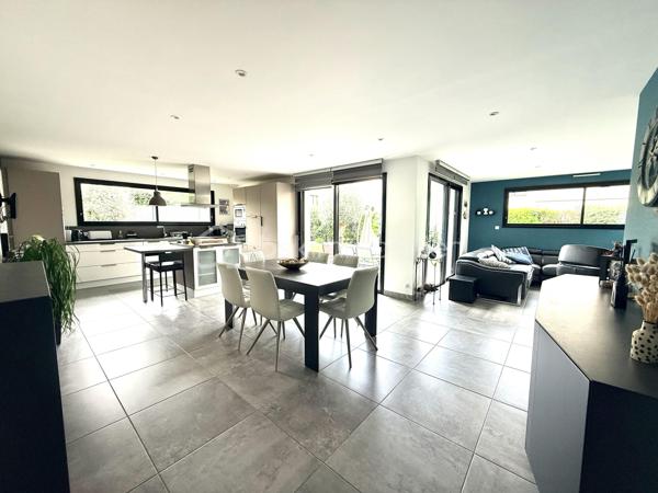 Rare sur le marché à Saint-Grégoire !
Maison contemporaine non mitoyenne avec garage sans vis à vis, nichée dans un écrin de verdure clos et arboré, offrant un cadre de vie paisible tout en restant parfaitement connectée à Rennes.

Construite en 2015, cette maison de 140 m² séduit dès l’entrée par ses volumes généreux, sa luminosité omniprésente et sa circulation fluide. Le cœur de la maison s’articule autour d’une superbe pièce de vie de 55 m², baignée de lumière, avec un espace salon chaleureux agrémenté d’un foyer ouvert pour un moment convivial en hiver.
La cuisine ouverte, moderne et conviviale, est complétée par une buanderie idéalement située entre celle-ci et le grand garage carrelé, un véritable atout pour le quotidien.

Vous profiterez d’une véritable vie de plain-pied grâce à une suite parentale confortable avec dressing et salle d’eau, alliant praticité et intimité.

À l’étage, un palier pouvant accueillir un espace bureau dessert deux chambres avec rangements, une salle de bains et un WC indépendant. Une quatrième chambre peut facilement être créée selon vos besoins.

Côté confort, la maison est équipée d’un chauffage par chaudière gaz alimentant un plancher chauffant en bas et des radiateurs en haut, complété par un ballon thermodynamique pour la production d’eau chaude. Une aspiration centralisée équipe l’ensemble de la maison pour un confort de vie optimal.

À l’extérieur, le terrain clos et arboré de 540 m² offre un environnement calme et sans vis-à-vis direct, avec plusieurs possibilités de stationnement sur la propriété.

Les atouts qui font la différence :

* Maison indépendante, sans mitoyenneté
* Environnement calme et recherché
* Belle vie de plain-pied
* Volumes généreux et excellente luminosité
* Maison très bien entretenue
* Buanderie fonctionnelle entre cuisine et garage
* Garage carrelé de 30 m²
* Aspiration centralisée dans toute la maison
* Bus ligne C1 à 300 m pour rejoindre Rennes
* Piscine accessible à pied en 5 minutes
* Canal à proximité immédiate pour les balades
* Commodités à pied en 10 minutes
* Piste cyclable directe vers Rennes
* Abri de jardin 


Un bien rare sur le secteur, idéal pour une vie de famille alliant confort, praticité et qualité de vie aux portes de Rennes.

Venez visiter sans plus tarder. 
Un conseiller disponible 7/7.