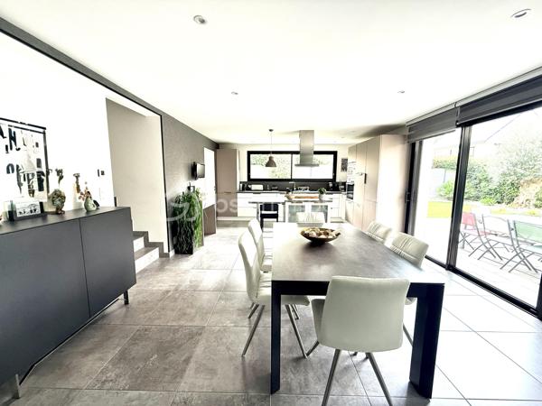 Rare sur le marché à Saint-Grégoire !
Maison contemporaine non mitoyenne avec garage sans vis à vis, nichée dans un écrin de verdure clos et arboré, offrant un cadre de vie paisible tout en restant parfaitement connectée à Rennes.

Construite en 2015, cette maison de 140 m² séduit dès l’entrée par ses volumes généreux, sa luminosité omniprésente et sa circulation fluide. Le cœur de la maison s’articule autour d’une superbe pièce de vie de 55 m², baignée de lumière, avec un espace salon chaleureux agrémenté d’un foyer ouvert pour un moment convivial en hiver.
La cuisine ouverte, moderne et conviviale, est complétée par une buanderie idéalement située entre celle-ci et le grand garage carrelé, un véritable atout pour le quotidien.

Vous profiterez d’une véritable vie de plain-pied grâce à une suite parentale confortable avec dressing et salle d’eau, alliant praticité et intimité.

À l’étage, un palier pouvant accueillir un espace bureau dessert deux chambres avec rangements, une salle de bains et un WC indépendant. Une quatrième chambre peut facilement être créée selon vos besoins.

Côté confort, la maison est équipée d’un chauffage par chaudière gaz alimentant un plancher chauffant en bas et des radiateurs en haut, complété par un ballon thermodynamique pour la production d’eau chaude. Une aspiration centralisée équipe l’ensemble de la maison pour un confort de vie optimal.

À l’extérieur, le terrain clos et arboré de 540 m² offre un environnement calme et sans vis-à-vis direct, avec plusieurs possibilités de stationnement sur la propriété.

Les atouts qui font la différence :

* Maison indépendante, sans mitoyenneté
* Environnement calme et recherché
* Belle vie de plain-pied
* Volumes généreux et excellente luminosité
* Maison très bien entretenue
* Buanderie fonctionnelle entre cuisine et garage
* Garage carrelé de 30 m²
* Aspiration centralisée dans toute la maison
* Bus ligne C1 à 300 m pour rejoindre Rennes
* Piscine accessible à pied en 5 minutes
* Canal à proximité immédiate pour les balades
* Commodités à pied en 10 minutes
* Piste cyclable directe vers Rennes
* Abri de jardin 


Un bien rare sur le secteur, idéal pour une vie de famille alliant confort, praticité et qualité de vie aux portes de Rennes.

Venez visiter sans plus tarder. 
Un conseiller disponible 7/7.