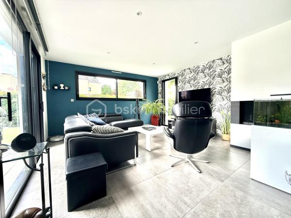 Rare sur le marché à Saint-Grégoire !
Maison contemporaine non mitoyenne avec garage sans vis à vis, nichée dans un écrin de verdure clos et arboré, offrant un cadre de vie paisible tout en restant parfaitement connectée à Rennes.

Construite en 2015, cette maison de 140 m² séduit dès l’entrée par ses volumes généreux, sa luminosité omniprésente et sa circulation fluide. Le cœur de la maison s’articule autour d’une superbe pièce de vie de 55 m², baignée de lumière, avec un espace salon chaleureux agrémenté d’un foyer ouvert pour un moment convivial en hiver.
La cuisine ouverte, moderne et conviviale, est complétée par une buanderie idéalement située entre celle-ci et le grand garage carrelé, un véritable atout pour le quotidien.

Vous profiterez d’une véritable vie de plain-pied grâce à une suite parentale confortable avec dressing et salle d’eau, alliant praticité et intimité.

À l’étage, un palier pouvant accueillir un espace bureau dessert deux chambres avec rangements, une salle de bains et un WC indépendant. Une quatrième chambre peut facilement être créée selon vos besoins.

Côté confort, la maison est équipée d’un chauffage par chaudière gaz alimentant un plancher chauffant en bas et des radiateurs en haut, complété par un ballon thermodynamique pour la production d’eau chaude. Une aspiration centralisée équipe l’ensemble de la maison pour un confort de vie optimal.

À l’extérieur, le terrain clos et arboré de 540 m² offre un environnement calme et sans vis-à-vis direct, avec plusieurs possibilités de stationnement sur la propriété.

Les atouts qui font la différence :

* Maison indépendante, sans mitoyenneté
* Environnement calme et recherché
* Belle vie de plain-pied
* Volumes généreux et excellente luminosité
* Maison très bien entretenue
* Buanderie fonctionnelle entre cuisine et garage
* Garage carrelé de 30 m²
* Aspiration centralisée dans toute la maison
* Bus ligne C1 à 300 m pour rejoindre Rennes
* Piscine accessible à pied en 5 minutes
* Canal à proximité immédiate pour les balades
* Commodités à pied en 10 minutes
* Piste cyclable directe vers Rennes
* Abri de jardin 


Un bien rare sur le secteur, idéal pour une vie de famille alliant confort, praticité et qualité de vie aux portes de Rennes.

Venez visiter sans plus tarder. 
Un conseiller disponible 7/7.