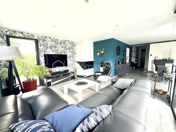 Rare sur le marché à Saint-Grégoire !
Maison contemporaine non mitoyenne avec garage sans vis à vis, nichée dans un écrin de verdure clos et arboré, offrant un cadre de vie paisible tout en restant parfaitement connectée à Rennes.

Construite en 2015, cette maison de 140 m² séduit dès l’entrée par ses volumes généreux, sa luminosité omniprésente et sa circulation fluide. Le cœur de la maison s’articule autour d’une superbe pièce de vie de 55 m², baignée de lumière, avec un espace salon chaleureux agrémenté d’un foyer ouvert pour un moment convivial en hiver.
La cuisine ouverte, moderne et conviviale, est complétée par une buanderie idéalement située entre celle-ci et le grand garage carrelé, un véritable atout pour le quotidien.

Vous profiterez d’une véritable vie de plain-pied grâce à une suite parentale confortable avec dressing et salle d’eau, alliant praticité et intimité.

À l’étage, un palier pouvant accueillir un espace bureau dessert deux chambres avec rangements, une salle de bains et un WC indépendant. Une quatrième chambre peut facilement être créée selon vos besoins.

Côté confort, la maison est équipée d’un chauffage par chaudière gaz alimentant un plancher chauffant en bas et des radiateurs en haut, complété par un ballon thermodynamique pour la production d’eau chaude. Une aspiration centralisée équipe l’ensemble de la maison pour un confort de vie optimal.

À l’extérieur, le terrain clos et arboré de 540 m² offre un environnement calme et sans vis-à-vis direct, avec plusieurs possibilités de stationnement sur la propriété.

Les atouts qui font la différence :

* Maison indépendante, sans mitoyenneté
* Environnement calme et recherché
* Belle vie de plain-pied
* Volumes généreux et excellente luminosité
* Maison très bien entretenue
* Buanderie fonctionnelle entre cuisine et garage
* Garage carrelé de 30 m²
* Aspiration centralisée dans toute la maison
* Bus ligne C1 à 300 m pour rejoindre Rennes
* Piscine accessible à pied en 5 minutes
* Canal à proximité immédiate pour les balades
* Commodités à pied en 10 minutes
* Piste cyclable directe vers Rennes
* Abri de jardin 


Un bien rare sur le secteur, idéal pour une vie de famille alliant confort, praticité et qualité de vie aux portes de Rennes.

Venez visiter sans plus tarder. 
Un conseiller disponible 7/7.