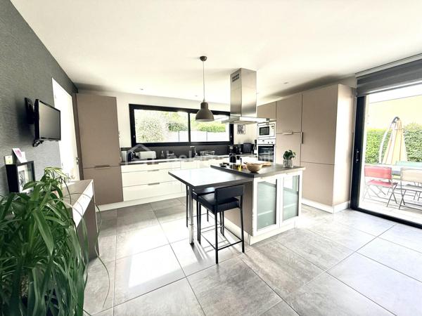 Rare sur le marché à Saint-Grégoire !
Maison contemporaine non mitoyenne avec garage sans vis à vis, nichée dans un écrin de verdure clos et arboré, offrant un cadre de vie paisible tout en restant parfaitement connectée à Rennes.

Construite en 2015, cette maison de 140 m² séduit dès l’entrée par ses volumes généreux, sa luminosité omniprésente et sa circulation fluide. Le cœur de la maison s’articule autour d’une superbe pièce de vie de 55 m², baignée de lumière, avec un espace salon chaleureux agrémenté d’un foyer ouvert pour un moment convivial en hiver.
La cuisine ouverte, moderne et conviviale, est complétée par une buanderie idéalement située entre celle-ci et le grand garage carrelé, un véritable atout pour le quotidien.

Vous profiterez d’une véritable vie de plain-pied grâce à une suite parentale confortable avec dressing et salle d’eau, alliant praticité et intimité.

À l’étage, un palier pouvant accueillir un espace bureau dessert deux chambres avec rangements, une salle de bains et un WC indépendant. Une quatrième chambre peut facilement être créée selon vos besoins.

Côté confort, la maison est équipée d’un chauffage par chaudière gaz alimentant un plancher chauffant en bas et des radiateurs en haut, complété par un ballon thermodynamique pour la production d’eau chaude. Une aspiration centralisée équipe l’ensemble de la maison pour un confort de vie optimal.

À l’extérieur, le terrain clos et arboré de 540 m² offre un environnement calme et sans vis-à-vis direct, avec plusieurs possibilités de stationnement sur la propriété.

Les atouts qui font la différence :

* Maison indépendante, sans mitoyenneté
* Environnement calme et recherché
* Belle vie de plain-pied
* Volumes généreux et excellente luminosité
* Maison très bien entretenue
* Buanderie fonctionnelle entre cuisine et garage
* Garage carrelé de 30 m²
* Aspiration centralisée dans toute la maison
* Bus ligne C1 à 300 m pour rejoindre Rennes
* Piscine accessible à pied en 5 minutes
* Canal à proximité immédiate pour les balades
* Commodités à pied en 10 minutes
* Piste cyclable directe vers Rennes
* Abri de jardin 


Un bien rare sur le secteur, idéal pour une vie de famille alliant confort, praticité et qualité de vie aux portes de Rennes.

Venez visiter sans plus tarder. 
Un conseiller disponible 7/7.