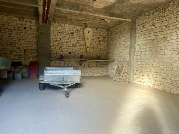 Saumur Sud à 5 km de la zone commerciale : Ensemble grange en pierre à aménager, hangar, et dépendances - 2503 m²
