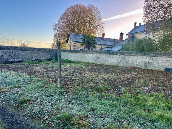 Saumur Sud à 5 km de la zone commerciale : Ensemble grange en pierre à aménager, hangar, et dépendances - 2503 m²