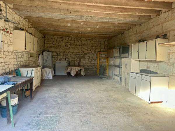Saumur Sud à 5 km de la zone commerciale : Ensemble grange en pierre à aménager, hangar, et dépendances - 2503 m²