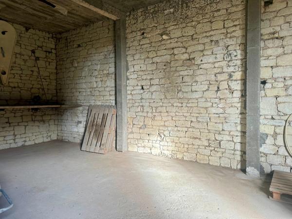 Saumur Sud à 5 km de la zone commerciale : Ensemble grange en pierre à aménager, hangar, et dépendances - 2503 m²