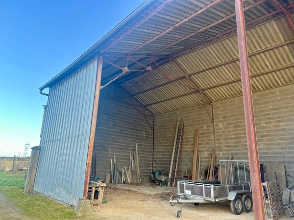 Saumur Sud à 5 km de la zone commerciale : Ensemble grange en pierre à aménager, hangar, et dépendances - 2503 m²