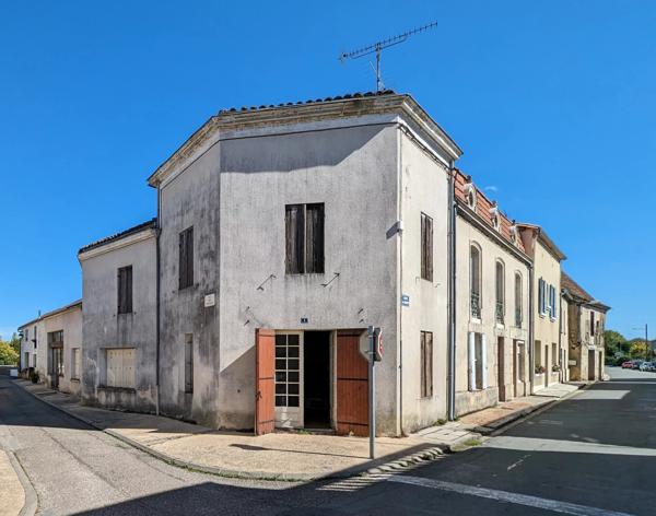 Grande maison de ville à rénover au cœur d'un village prospère