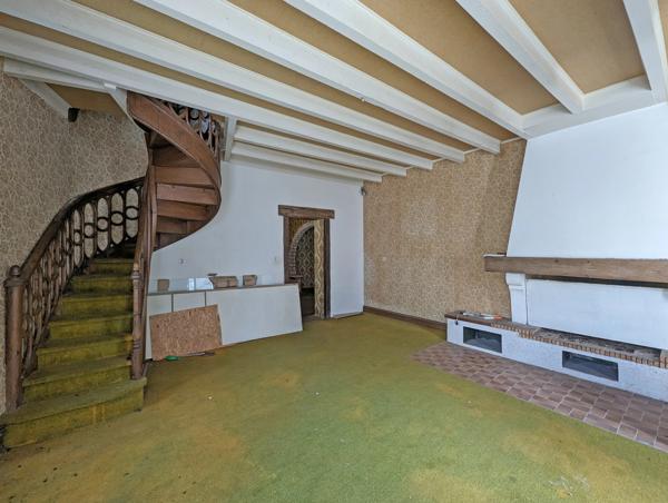 Grande maison de ville à rénover au cœur d'un village prospère