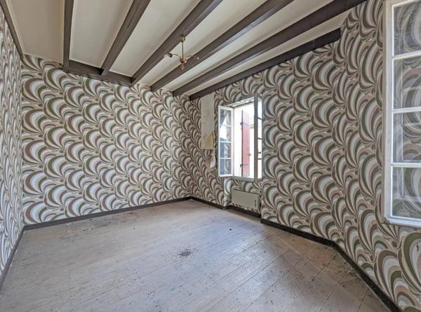 Grande maison de ville à rénover au cœur d'un village prospère