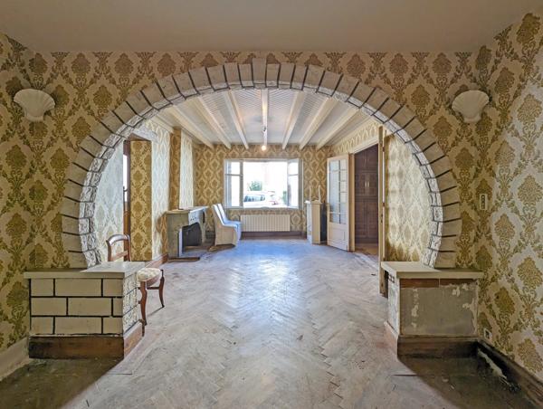Grande maison de ville à rénover au cœur d'un village prospère