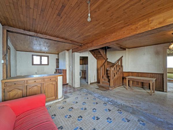 Grande maison de ville à rénover au cœur d'un village prospère