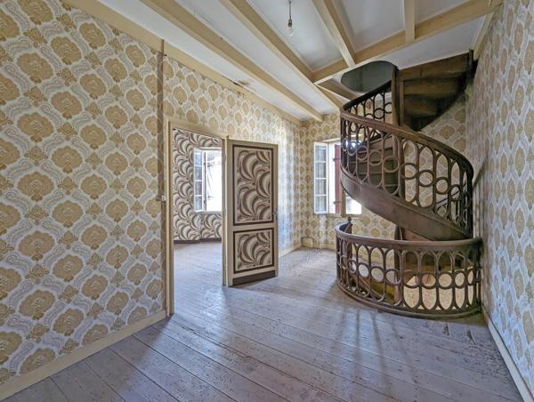 Grande maison de ville à rénover au cœur d'un village prospère
