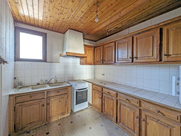Grande maison de ville à rénover au cœur d'un village prospère