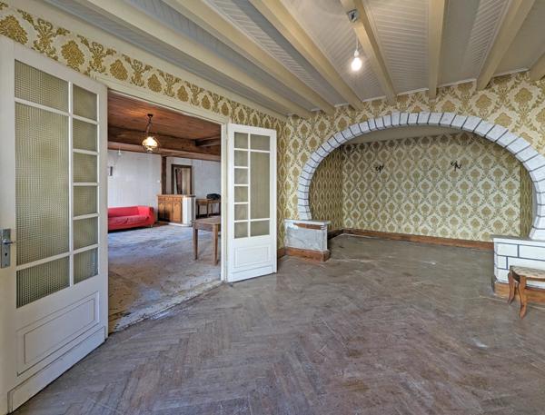 Grande maison de ville à rénover au cœur d'un village prospère