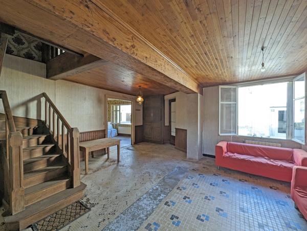 Grande maison de ville à rénover au cœur d'un village prospère