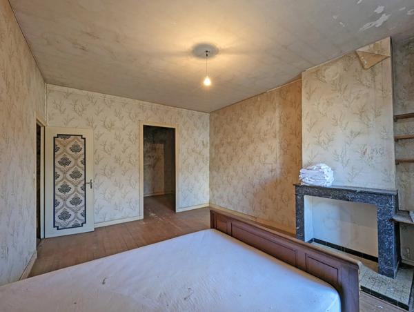 Grande maison de ville à rénover au cœur d'un village prospère
