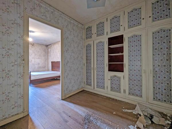 Grande maison de ville à rénover au cœur d'un village prospère
