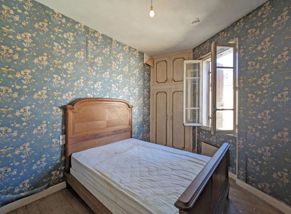Grande maison de ville à rénover au cœur d'un village prospère
