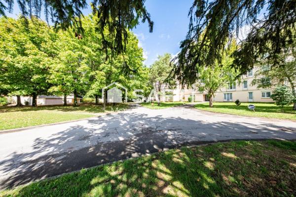 Chevigny-saint-Sauveur, appartement traversant T4 de 85 m2 - 2 chambres -double séjour-parc et stationnement
