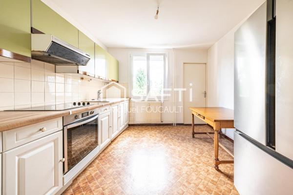 Chevigny-saint-Sauveur, appartement traversant T4 de 85 m2 - 2 chambres -double séjour-parc et stationnement
