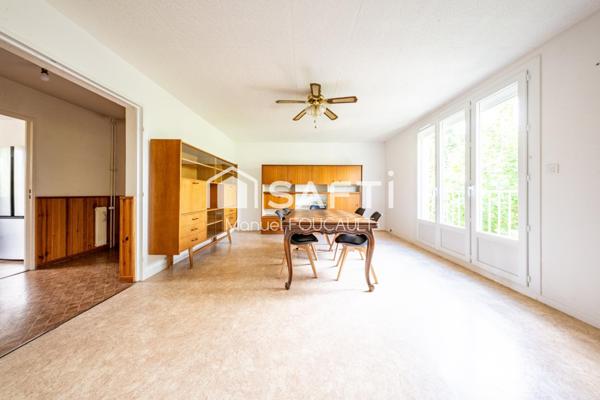 Chevigny-saint-Sauveur, appartement traversant T4 de 85 m2 - 2 chambres -double séjour-parc et stationnement