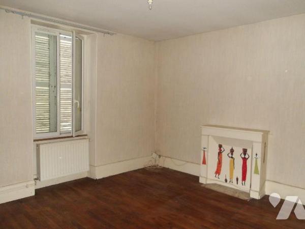 BOUSSAC-BOURG (23) CREUSE, A vendre maison de ville d'env. 108 m² avec jardin, comprenant en re...