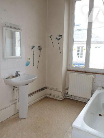 BOUSSAC-BOURG (23) CREUSE, A vendre maison de ville d'env. 108 m² avec jardin, comprenant en re...