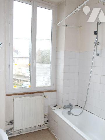 BOUSSAC-BOURG (23) CREUSE, A vendre maison de ville d'env. 108 m² avec jardin, comprenant en re...
