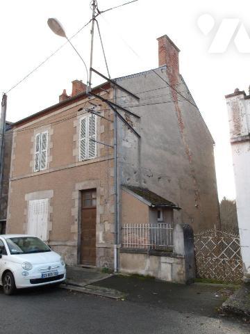 BOUSSAC-BOURG (23) CREUSE, A vendre maison de ville d'env. 108 m² avec jardin, comprenant en re...
