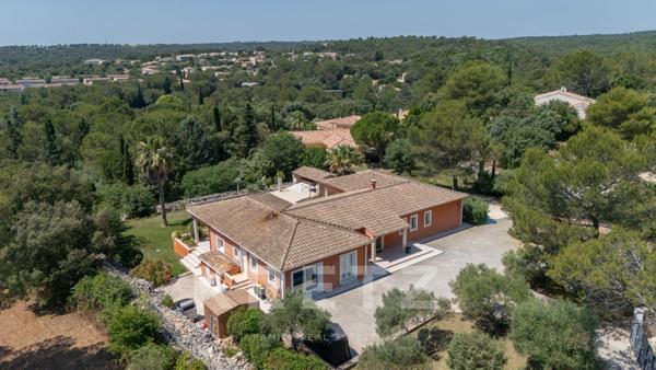 Villa d'architecte de plain-pied avec piscine chauffée et terrain paysager de 3000m2
