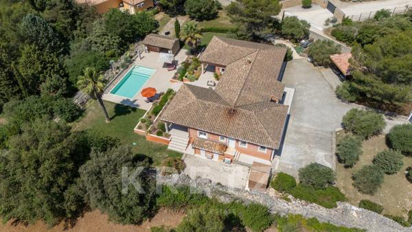 Villa d'architecte de plain-pied avec piscine chauffée et terrain paysager de 3000m2