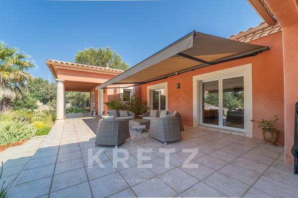 Villa d'architecte de plain-pied avec piscine chauffée et terrain paysager de 3000m2