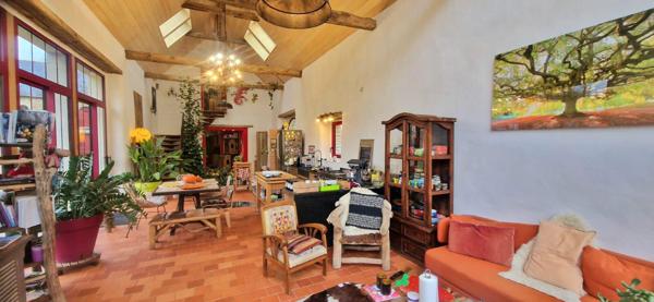 Domaine avec hébergements insolites et Manoir du XVIème Siècle à valoriser